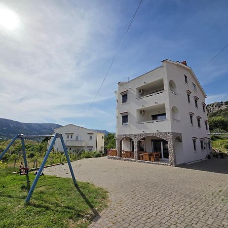 Apartments Leticia Baska  Bagian luar foto
